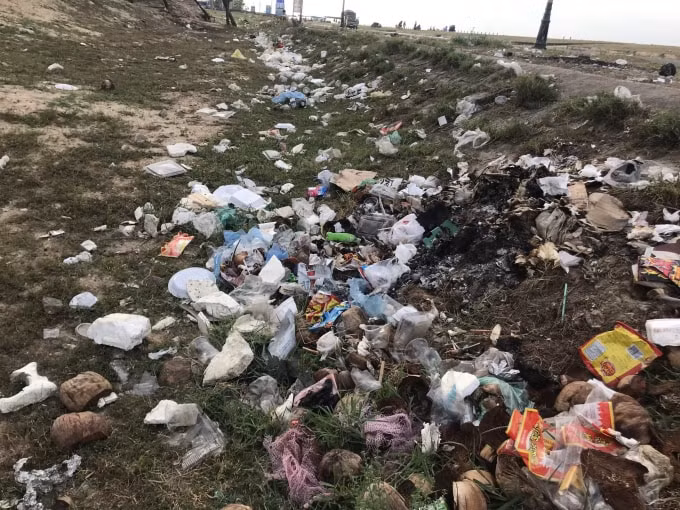 Hàng tấn rác thải Nhựa, nilong xuất hiện dọc bờ biển. Ảnh: Trần Hoa