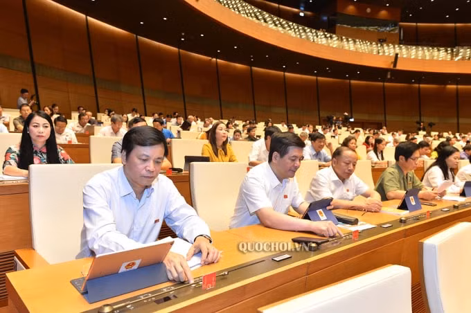 Các đại biểu Quốc hội nhấn nút biểu quyết thông qua Luật Doanh nghiệp (sửa đổi).