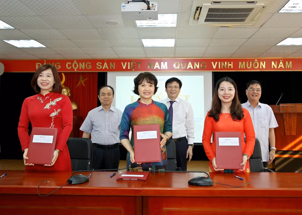 Lễ Ký kết Bản ghi nhớ giữa Bảo tàng Báo chí Việt Nam với Viện Đào tạo Báo chí và Truyền thông (Trường Đại hội KHXH&NV) và Học viện Báo chí và Tuyên truyền. Ảnh Sơn Hải