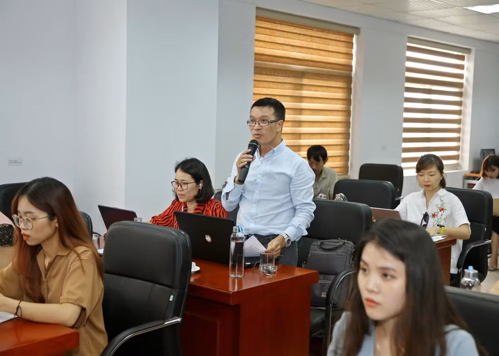 Các nhà báo, phóng viên đặt câu hỏi và trao đổi thông tin với ban tổ chức giải. Ảnh Sơn Hải