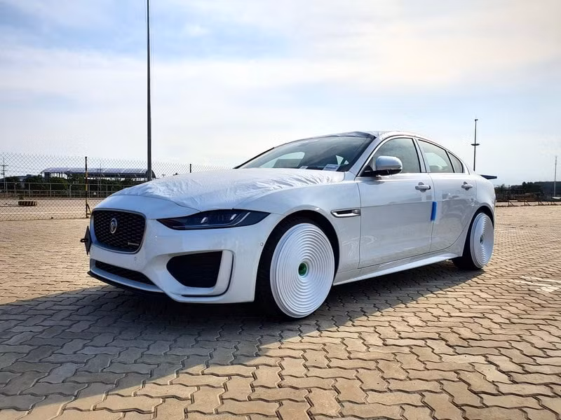 Jaguar XE được đặt nằm cùng phân khúc với Mercedes-Benz C-Class và BMW 3 Series.