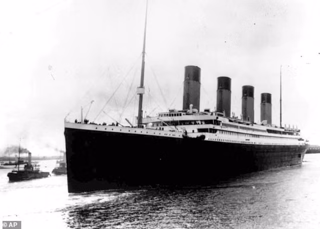 Tàu Titanic đâm phải một tảng băng trôi lúc 10h20 đêm ngày 14/4/1912 và chìm trong chưa đầy 3 tiếng sau đó.