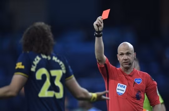 David Luiz bị đuổi khỏi sân ở hiệp 2 trong thất bại của Arsenal trước Man City. Ảnh: Getty Images