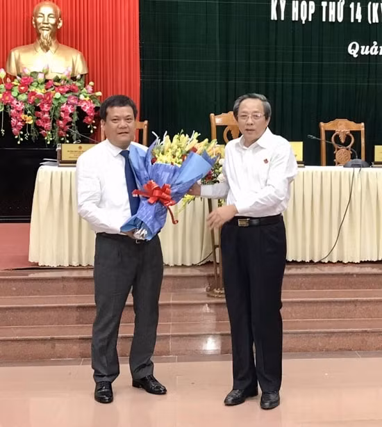 Ông Trần Phong (trái) - tân Phó Chủ tịch UBND tỉnh Quảng Bình. Ảnh: baoquangbinh.vn