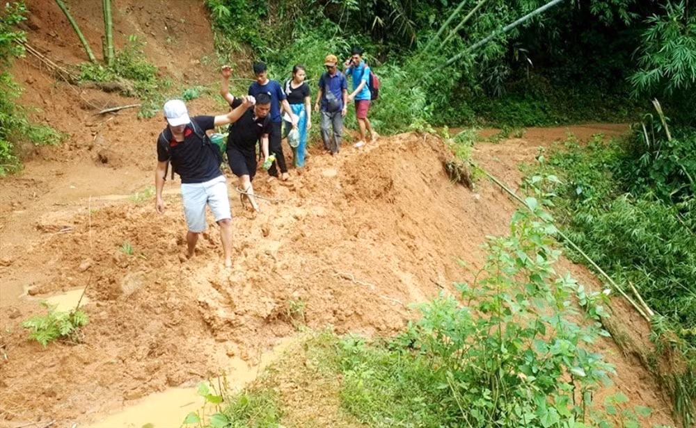 Trận lũ kinh hoàng tại bản Sa Ná, xã Na Mèo, Quan Sơn, Thanh Hóa năm 2019. Trong ảnh là nhóm phóng viên báo Thanh Niên, Dân Trí, Infonet, Lao Động và Zing di chuyển đến khu vực bị thiệt hại nặng nề nhất. Ảnh: NVCC