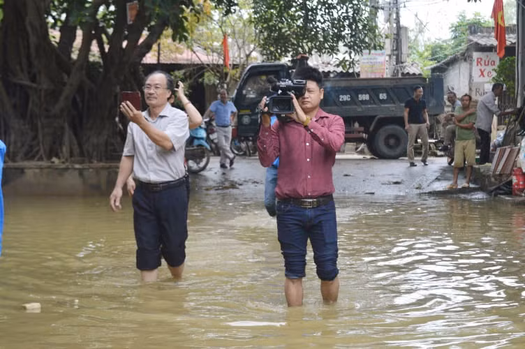 Để mỗi dòng tin, sự kiện, độ chân thật tới công chúng phóng viên phải vào những khu vực tác nghiệp khó khăn. Ảnh NVCC