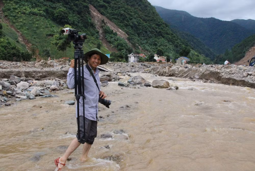Nhà báo Nguyễn Chiến, TTX Việt Nam thường trú tại tỉnh Sơn La tác nghiệp tại xã Nặm Păm, huyện Mường La sau trận lũ 2017. Ảnh: NVCC