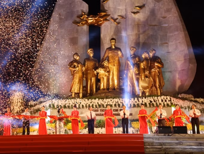 Lãnh đạo Trung ương và tỉnh Quảng Bình cắt băng khánh thành tượng đài Chủ tịch Hồ Chí Minh với nhân dân Quảng Bình