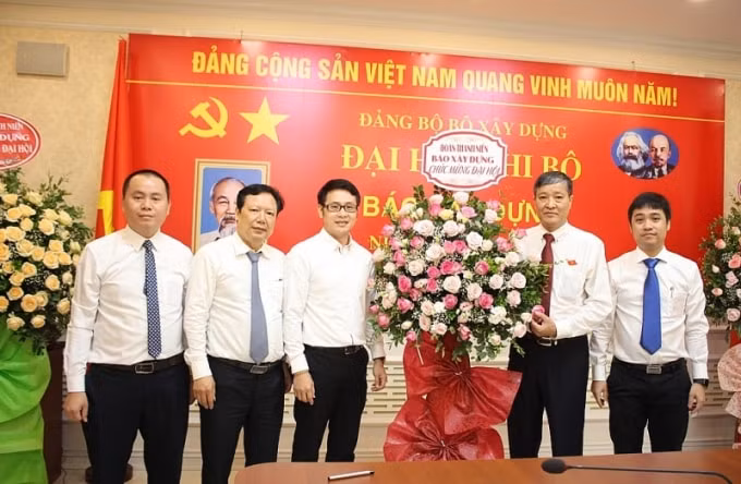 Một số đơn vị trực thuộc Bộ Xây dựng tặng hoa chúc mừng Đại hội.