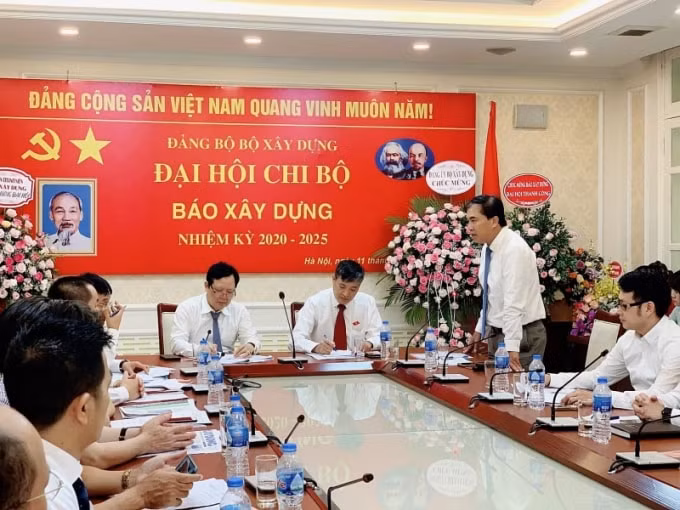 Đồng chí Lê Quang Hùng, Thứ trưởng Bộ Xây dựng ghi nhận và biểu dương những kết quả quan trọng mà Chi bộ Báo Xây dựng đã đạt được trong nhiệm kỳ vừa qua.