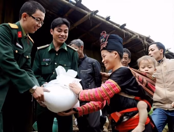 Nhà báo Hoàng Trường Giang trao gạo hỗ trợ đồng bào nghèo ở Mường Nhé, Điện Biên.