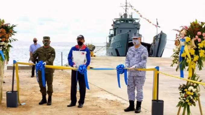 Các quan chức quốc phòng hàng đầu của Philippines, bao gồm Bộ trưởng Quốc phòng Delfin Lorenzana (giữa) và chỉ huy Hải quân Giovanni Bacordo (phải), đã dẫn đầu một buổi lễ chính thức vào ngày 9/6 đánh dấu việc hoàn thành một đoạn đường dốc trên đảo Thị Tứ ở Trường Sa - Ảnh: Bộ Quốc phòng Philippines