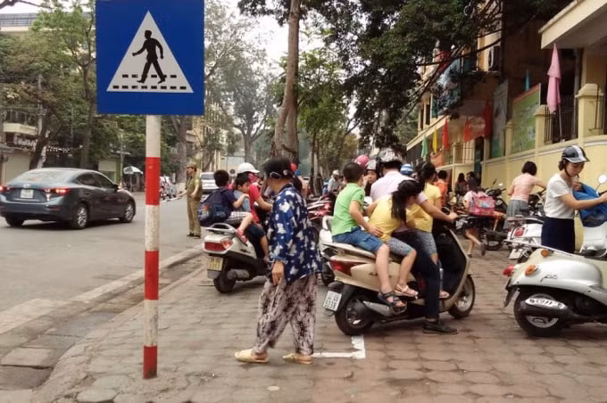 Có một nam thanh niên thường xuyên có mặt tại các cổng trường địa bàn quận Hoàn Kiếm vào giờ tan học, nghi vấn dụ dỗ các bé trai để thực hiện hành vi xấu. Ảnh minh họa