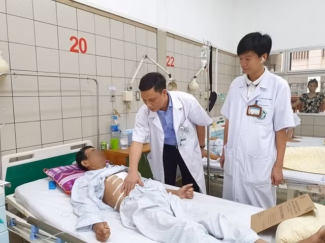 Các bác sĩ tiến hành khám cho bệnh nhân P.V.Q sau phẫu thuật. Ảnh TL.