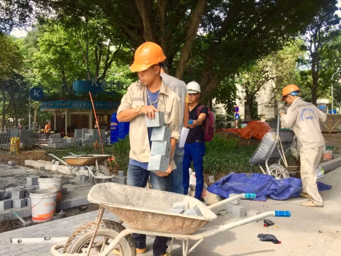 Đá hoa cương được vận chuyển từ Bình Định, mỗi viên đá dày 10cm và có trọng lượng lên tới gần 3kg. Ảnh: Thu Hà
