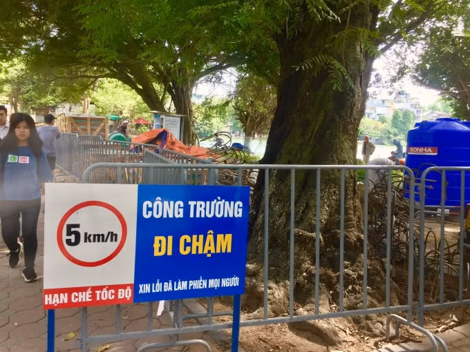 Biển cảnh báo được đặt ở khu vực đang thi công. Ảnh: Thu Hà