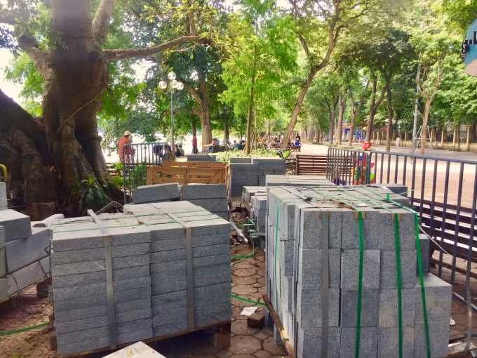 Những viên đá granite được dùng để lát vỉa hè Hồ Gươm. Ảnh: Thu Hà