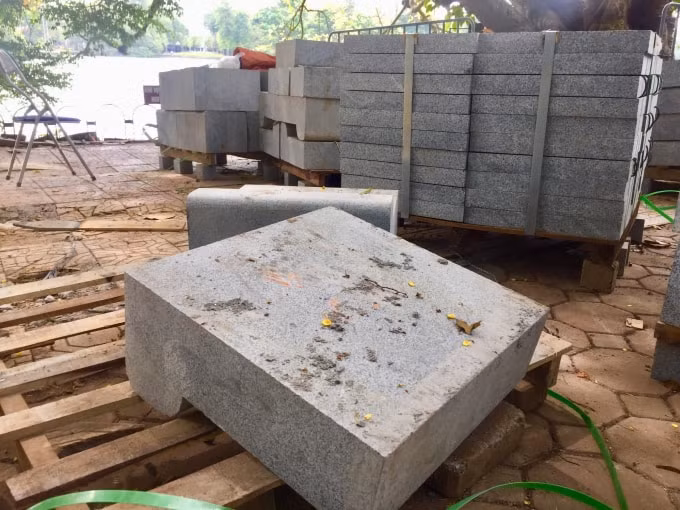 Cận cảnh viên đá granite hình chữ nhật được dùng để thi công phía ngoài vỉa hè. Ảnh: Thu Hà