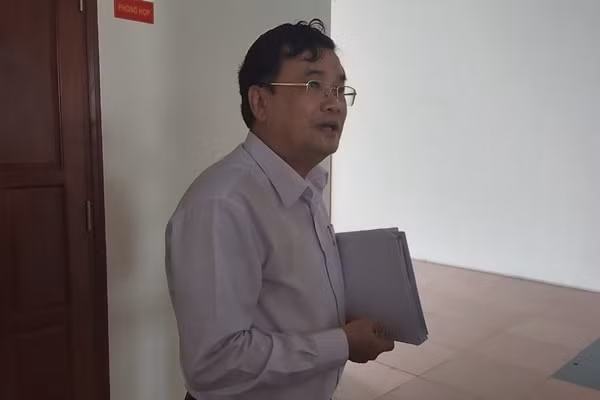 Chủ tọa phiên giám đốc thẩm, thẩm phán Lê Thành Văn bước ra khỏi phòng xử. Ảnh: LĐO