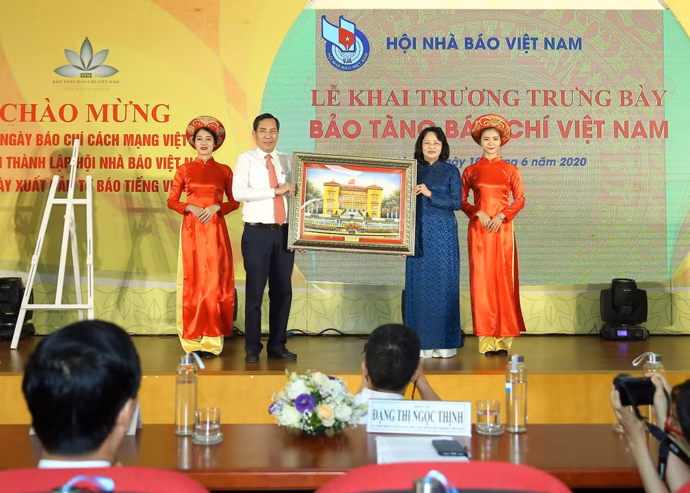 Phó Chủ tịch Nước Đặng Thị Ngọc Thịnh tặng bức tranh 