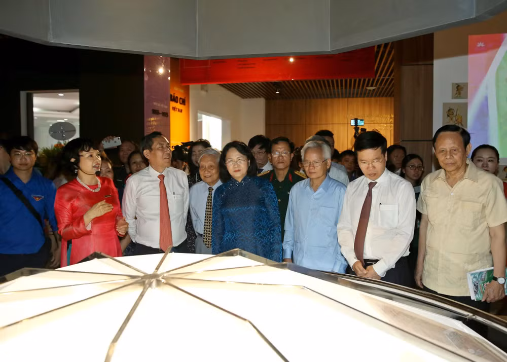 Kệ kim cương thu hút sự chú ý với 8 tờ báo được Hiệp hội Báo chí Thế giới và 2 tờ báo của Việt Nam là Gia Định Báo và Báo Thanh niên. Ảnh Sơn Hải