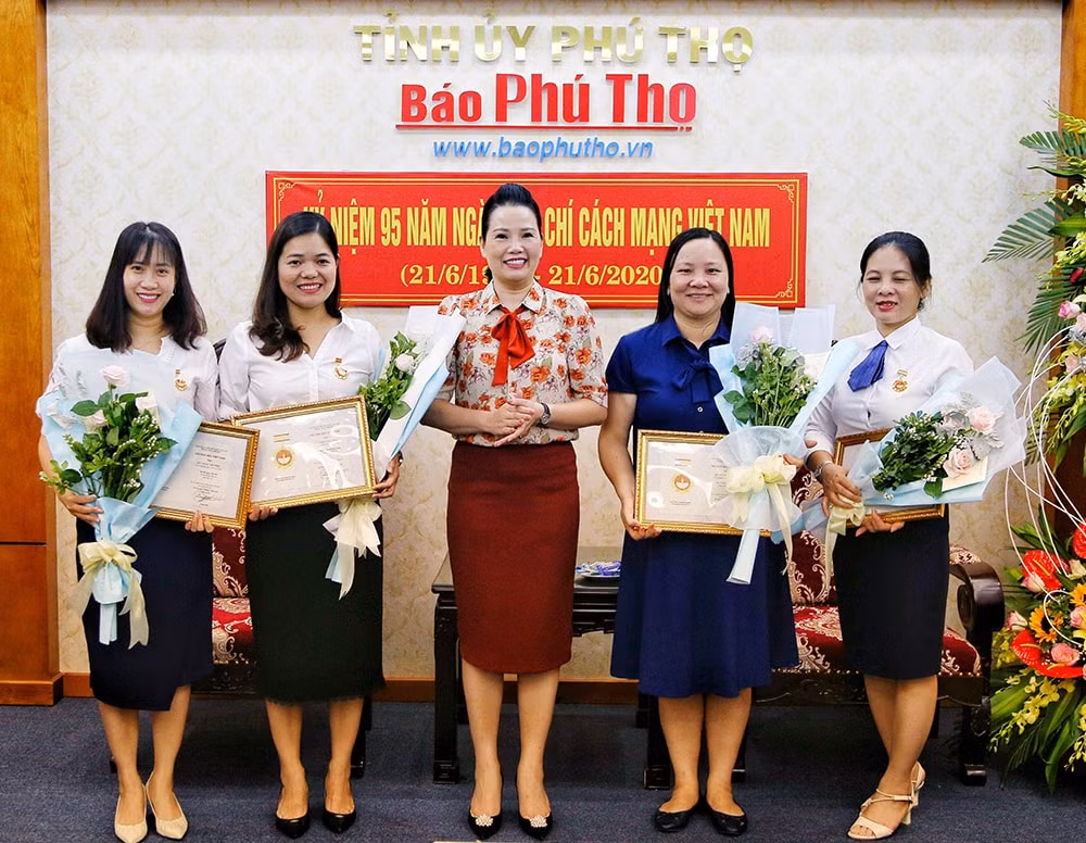 Tổng biên tập Báo Phú Thọ, Chủ tịch Hội Nhà báo tỉnh trao kỷ niệm chương “ Vì sự nghiệp báo chí” cho 4 hội viên. Ảnh: Giang Ngân