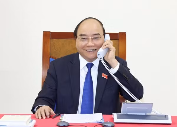 Thủ tướng Nguyễn Xuân Phúc điện đàm với Thủ tướng Thái Lan. Ảnh: VGP