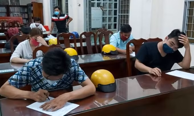 Những đối tượng liên quan vụ đua xe được đưa về trụ sở công an xử lý. Ảnh: TL.