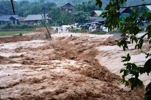 Miền Trung đối mặt 2 đợt mưa lớn, người dân cảnh giác với lũ quét và sạt lở đất. Ảnh minh họa.