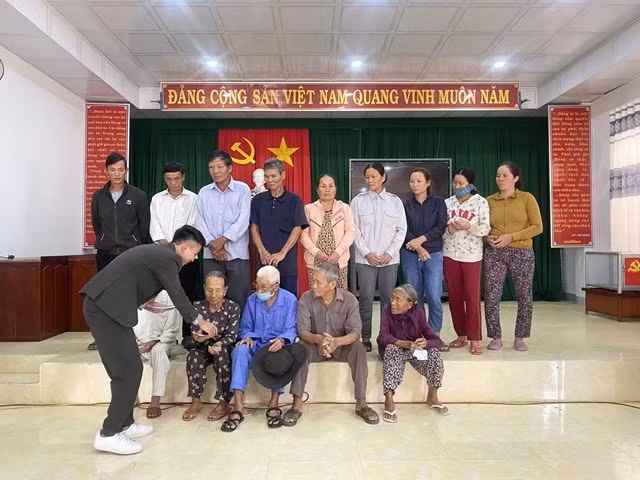 Ông Lê Khắc Ngân – Giám Đốc công ty cổ phần đầu tư thương mại và xây dựng Aluco, đại diện thương hiệu 3H tại Việt Nam trao những phần quà cho bà con bị ảnh hưởng bởi con bão số 9.
