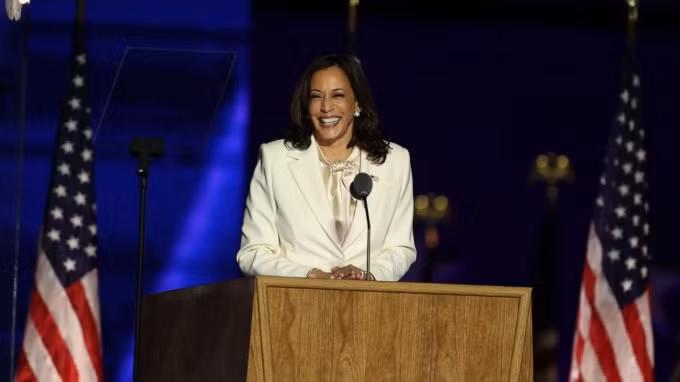 Ứng viên đảng Dân chủ, Thượng nghị sỹ Kamala Harris phát biểu trong tuyên bố chiến thắng của ông Joe Biden tại Delaware - Ảnh: Reuters