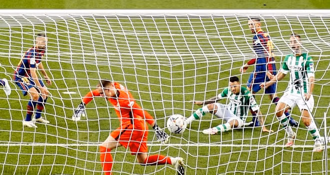 Hàng thủ Barca đã lơ là trong hiệp 1. Ảnh: thethaovanhoa.vn