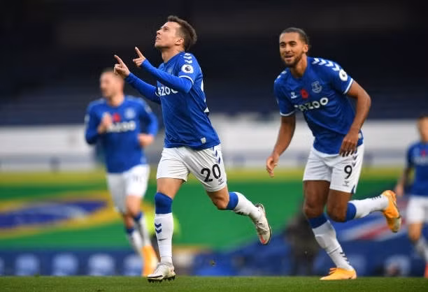 Ở phút 25, sau cú tạt bóng của Luke Shaw, Bruno Fernandes đã lên tiếng với cú đánh đầu tung lưới Everton đưa hai đội trở về vạch xuất phát. Ảnh: thethao247.vn