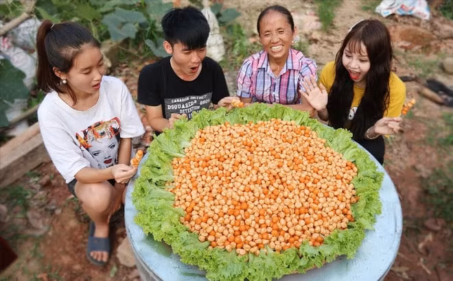 Bà Tân Vlog không quá xa lạ với cộng đồng mạng bởi những món ăn siêu to khổng lồ. Ảnh: TL