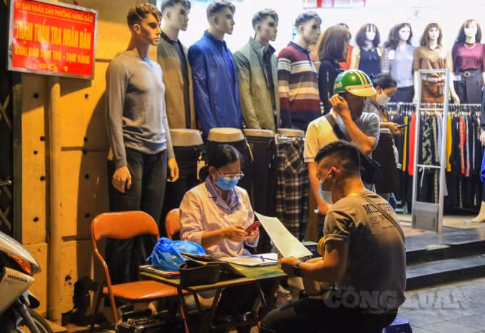 Đã có rất nhiều trường hợp bị xử phạt việc không chấp hành đeo khẩu trang nơi công cộng. Vào đêm ngày 6/11 tại Trạm tuần tra Nhân dân phường Hàng Đào đã xử phạt 5 trường hợp không đeo khẩu trang; tại chốt ngã tư Lương Văn Can - Hàng Gai xử phạt 7 trường hợp... Mỗi trường hợp vi phạm đều bị phạt 200 nghìn đồng, sau đó được phát khẩu trang miễn phí.