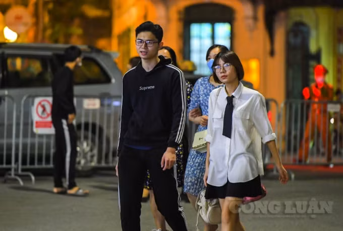 Tuy nhiên, vẫn có nhiều người thơ ơ với việc chung tay chống dịch, không đeo khẩu trang nơi đông người.