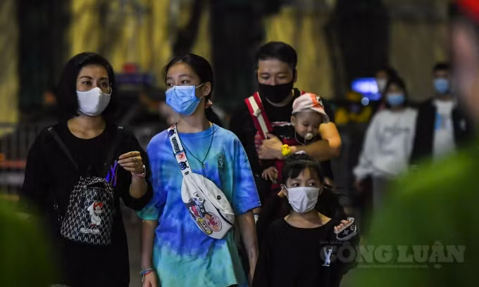 Nhiều người dân, gia đình có con nhỏ chấp hành việc đeo khẩu trang khá nghiêm túc.