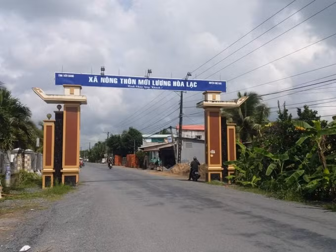 Người dân bức xúc vì trường gà “khủng” gần nhà chủ tịch xã nông thôn mới.