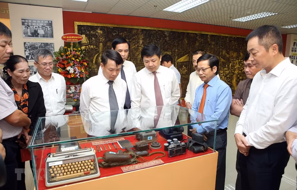 Tổng Giám đốc TTXVN Nguyễn Đức Lợi (thứ 4, từ trái qua) cùng các đại biểu tham quan Phòng truyền thống Cơ quan TTXVN khu vực miền Trung-Tây Nguyên. (Ảnh: Trần Lê Lâm/TTXVN)