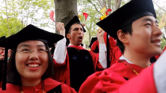 Một số sinh viên Trung Quốc đang thay đổi kế hoạch học tập ở Mỹ khi Washington tăng cường sàng lọc những người xin thị thực. Ảnh: Reuters