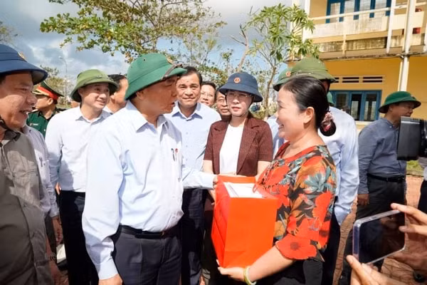 Thủ tướng Nguyễn Xuân Phúc thăm, tặng quà Trường THCS thị trấn Châu Ổ, Bình Sơn, Quảng Ngãi. Ảnh: VGP