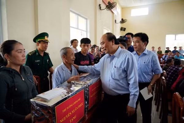 Thủ tướng động viên bà con xã Tam Quang, huyện Núi Thành, Quảng Nam. Ảnh: VGP