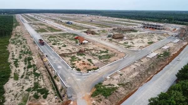 Đầu tư đất nền chỉ phù hợp với người có dòng tiền nhàn rỗi, không chịu sức ép về lãi vay. Ảnh minh họa