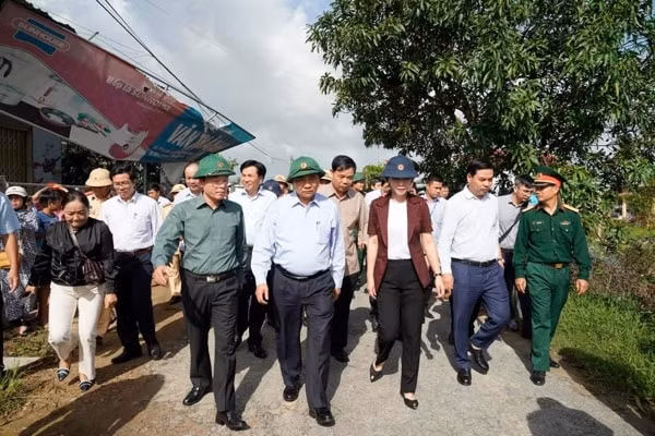 Thủ tướng thị sát, chỉ đạo khắc phục hậu quả bão số 9 tại tỉnh Quảng Ngãi. Ảnh: VGP