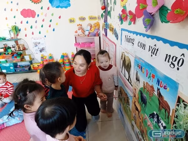 Giáo viên mầm non dạy hợp đồng tiếp tục hưởng chế độ như viên chức đến hết 2021. Ảnh minh họa