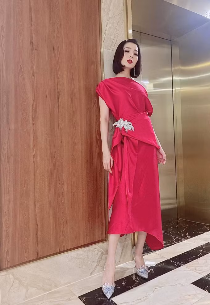 Ca sĩ đi giày cao gót hơn 100 triệu đồng của nhà mốt Anh, đây là thiết kế giày cưới của Đàm Thu Trang. Hương Giang và H'Hen Niê cũng sở hữu item tương tự. (Ảnh: FBNV)