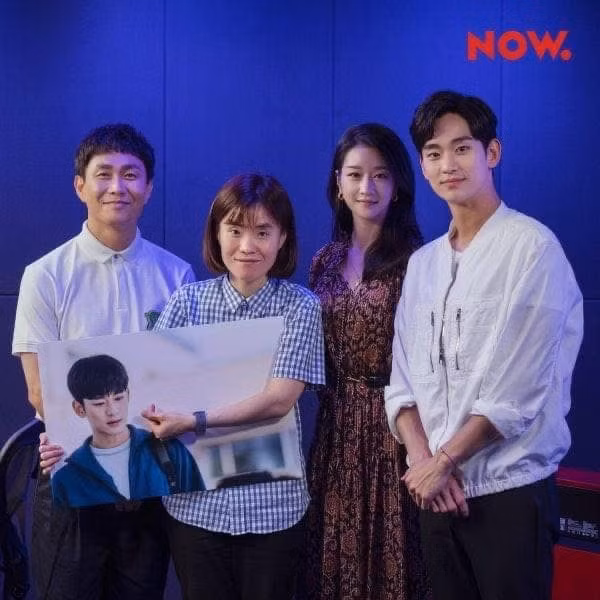 Park Ji Sun từng làm MC cho nhiều sự kiện lớn nhỏ. Trong ảnh là khi cô giao lưu cùng dàn diễn viên phim 
