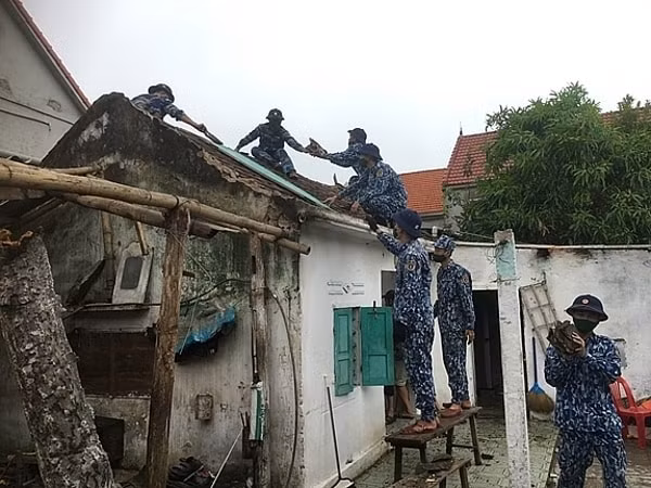 Bộ đội giúp người dân xã Cương Gián, huyện Nghi Xuân (Hà Tĩnh) khắc phục hậu quả bão lũ
