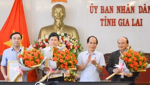 Ông Võ Ngọc Thành, Chủ tịch UBND tỉnh Gia Lai trao quyết định tiếp nhận, bổ nhiệm đối với 3 cán bộ