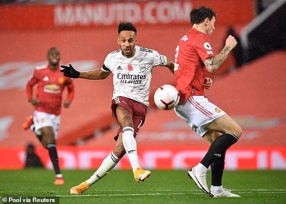 Cầu thủ Aubameyang khai thông thế bế tắc cho Arsenal trên chấm 11m. Ảnh: baogiaothong.vn